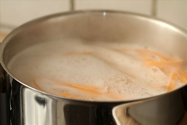 Gratinerede koteletter med frisk pasta