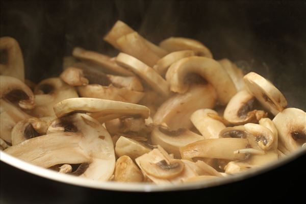 Svinemørbrad med champignonsovs og kartofler