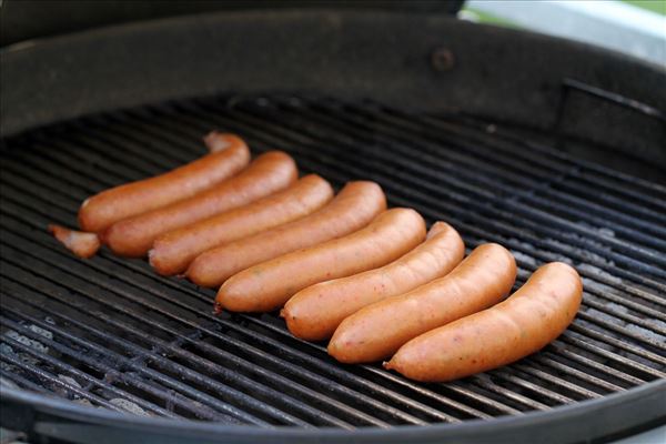 Store grillpølser med kartoffelsalat