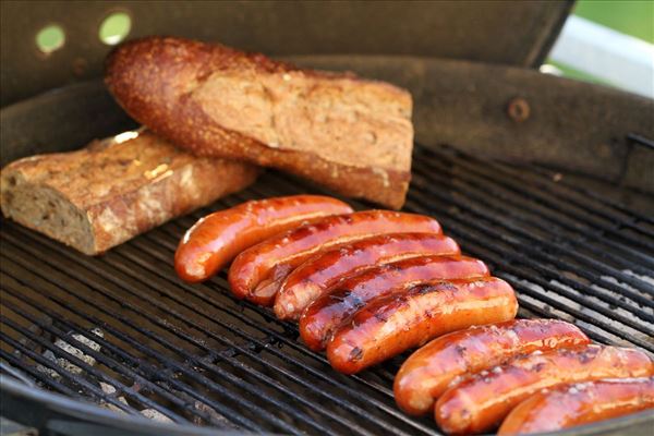 Store grillpølser med kartoffelsalat