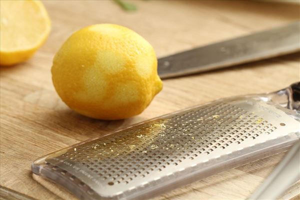 Røget lakserulle med citroncreme og rucolasalat