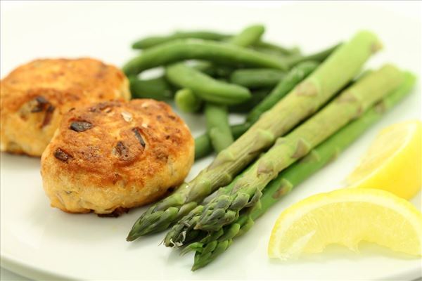 Fiskefrikadeller med rødløg og grønne bønner