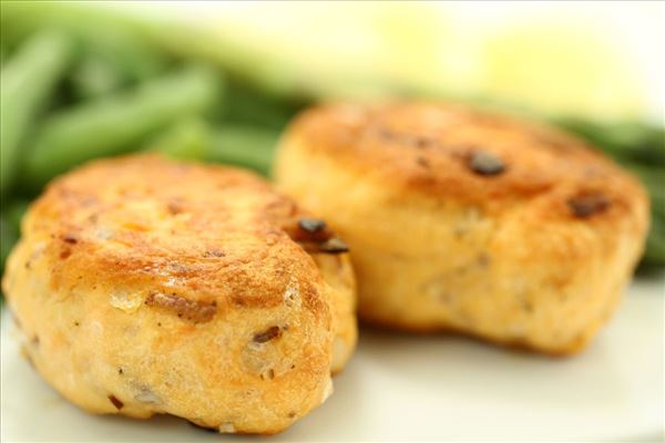 Fiskefrikadeller med rødløg og grønne bønner