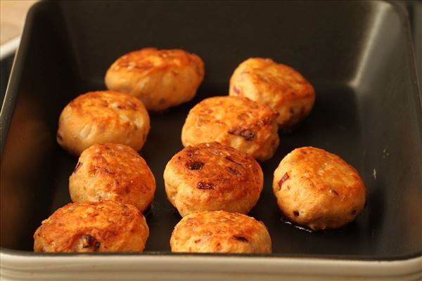 Fiskefrikadeller med rødløg og grønne bønner