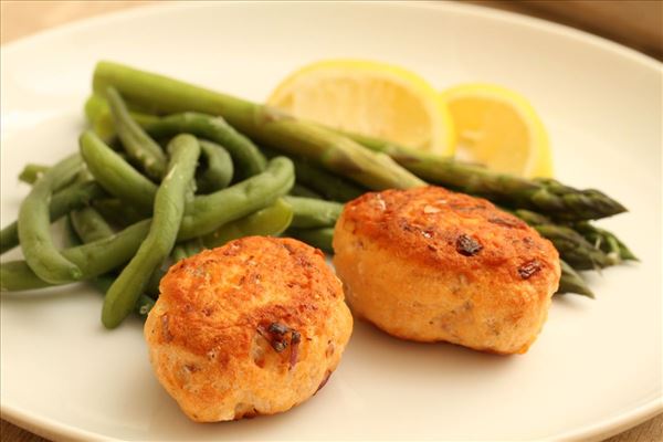 Fiskefrikadeller med rødløg og grønne bønner