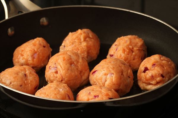 Fiskefrikadeller med rødløg og grønne bønner