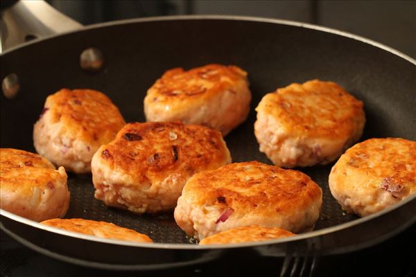 Fiskefrikadeller med rødløg og grønne bønner