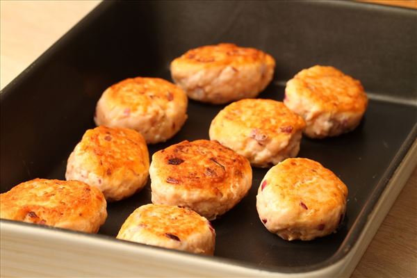 Fiskefrikadeller med rødløg og grønne bønner