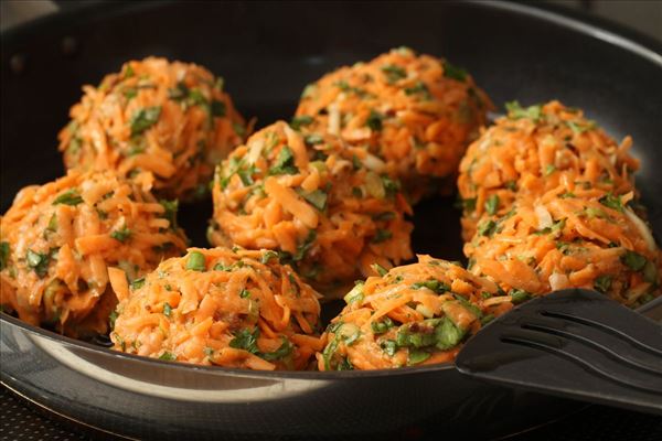 Gulerodsfrikadeller med krydderurter