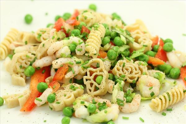 Pastasalat med rejer, basilikum og ærter