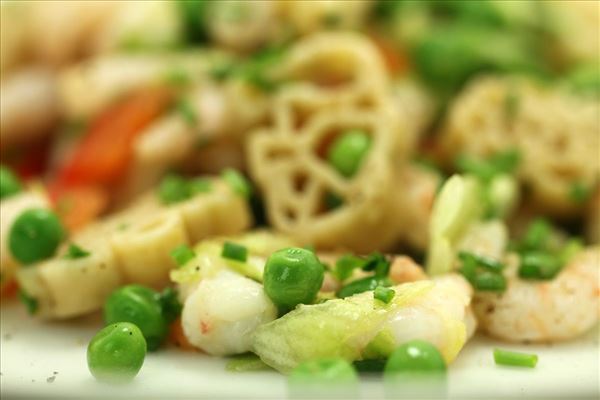 Pastasalat med rejer, basilikum og ærter