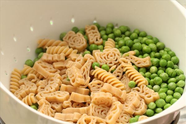 Pastasalat med rejer, basilikum og ærter