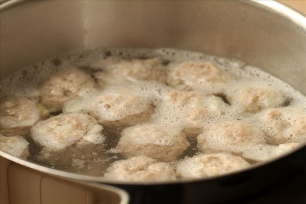 Grønsagssuppe med hjemmelavet kødboller