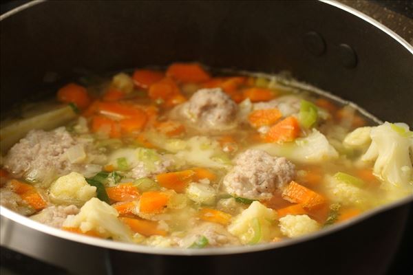 Grønsagssuppe med hjemmelavet kødboller