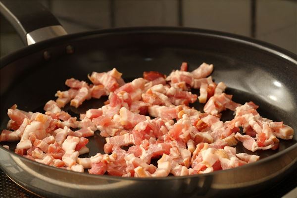 Stærk pastaret med pølser og bacon