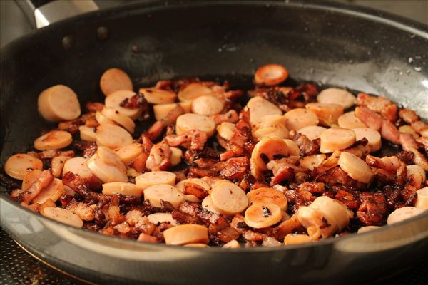 Stærk pastaret med pølser og bacon