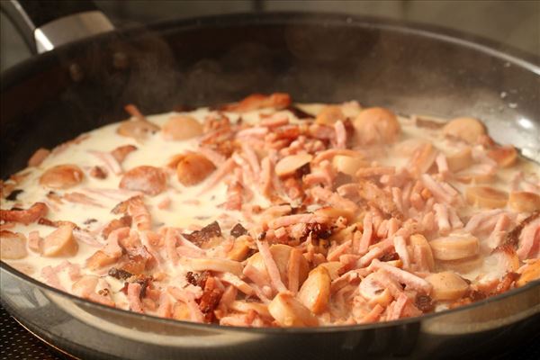Stærk pastaret med pølser og bacon