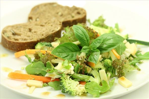 Salat med blomkål, broccoli og emmentaler