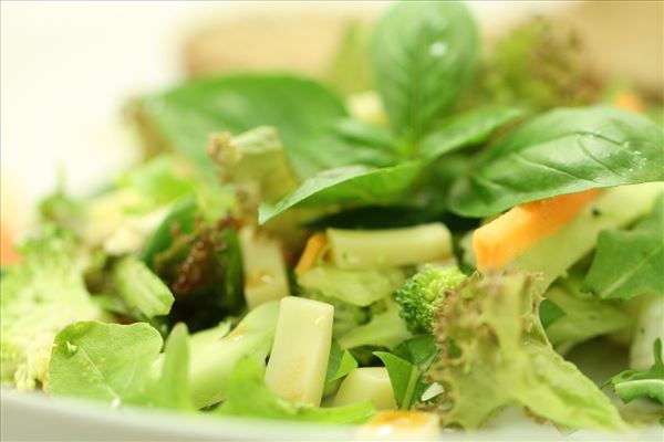 Salat med blomkål, broccoli og emmentaler
