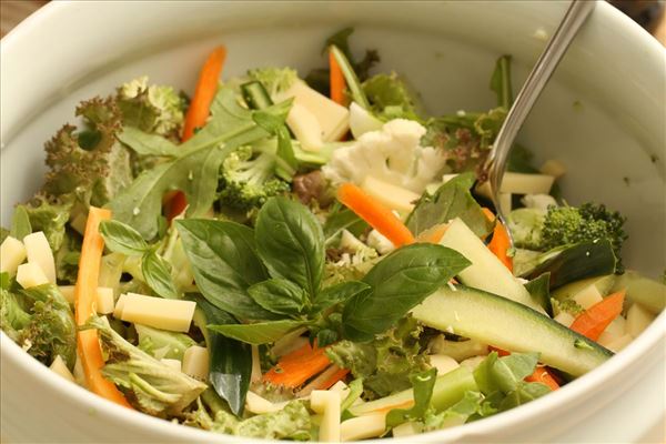 Salat med blomkål, broccoli og emmentaler