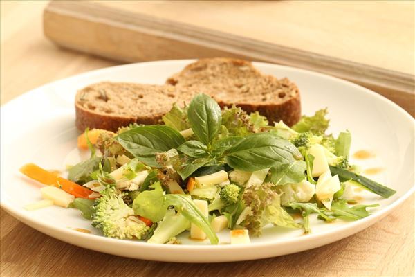 Salat med blomkål, broccoli og emmentaler