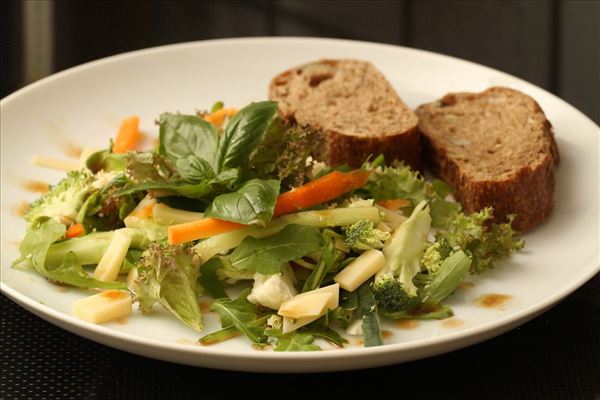 Salat med blomkål, broccoli og emmentaler