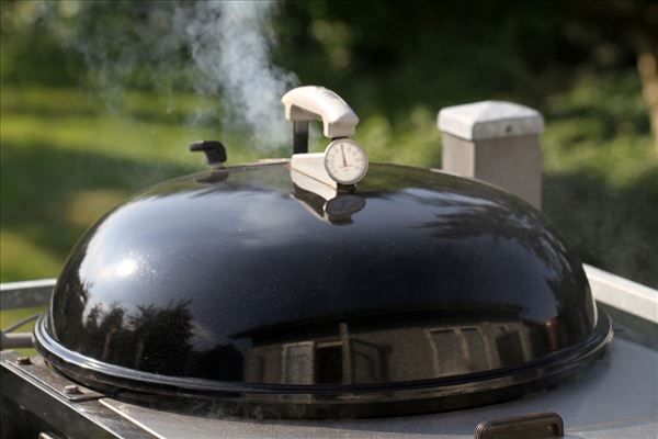 Grillstegte ribben (spareribs) med salat