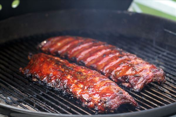 Grillstegte ribben (spareribs) med salat