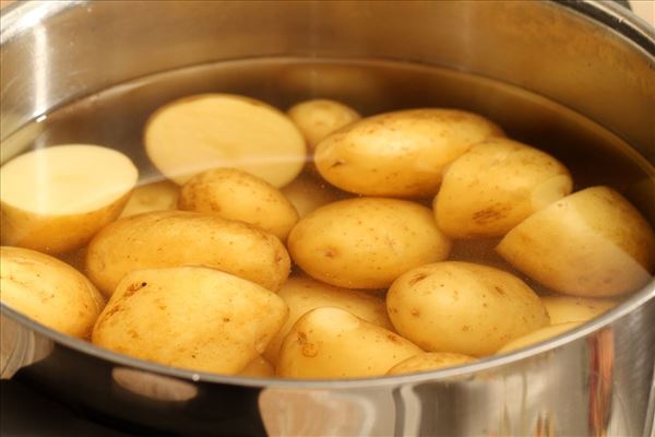 Ostefarsbrød med kartofler og majskolber