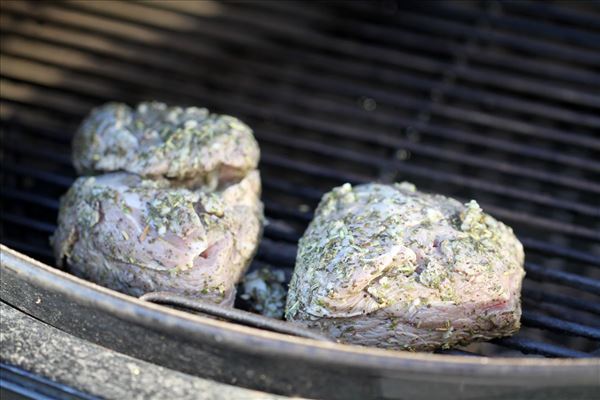 Grillet lammeculotte med bagte kartofler og grønt