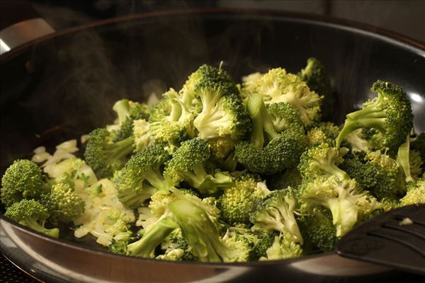 Fuldkornspasta med tun og broccoli