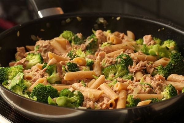 Fuldkornspasta med tun og broccoli