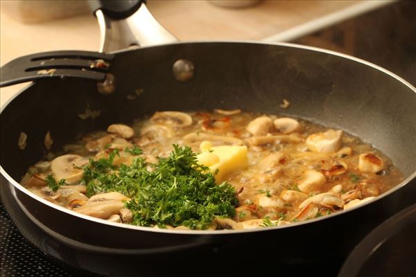 Kalveschnitzler med frisk pasta og champignon