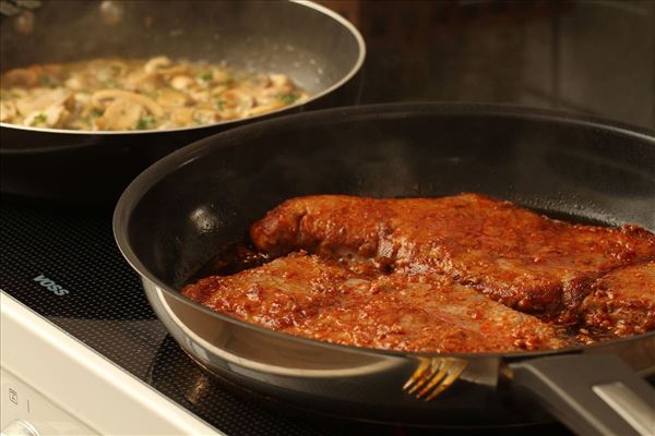 Kalveschnitzler med frisk pasta og champignon