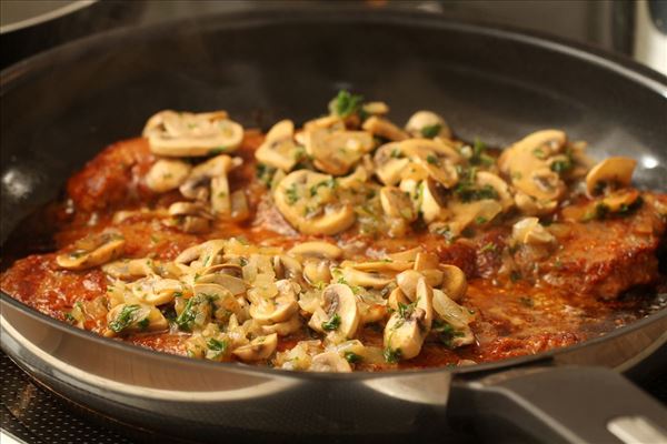 Kalveschnitzler med frisk pasta og champignon