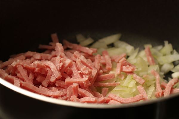 Pasta med skinke kødsovs