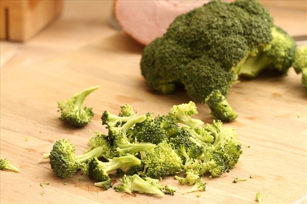 Broccolisalt med skinke og rødløg