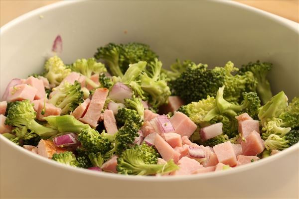 Broccolisalt med skinke og rødløg