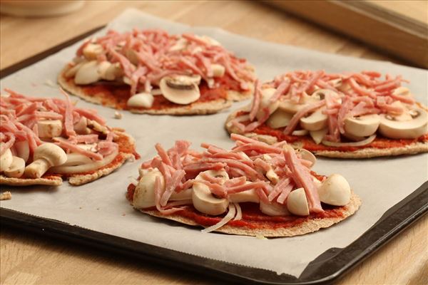 Snydepizza med skinke og champignon