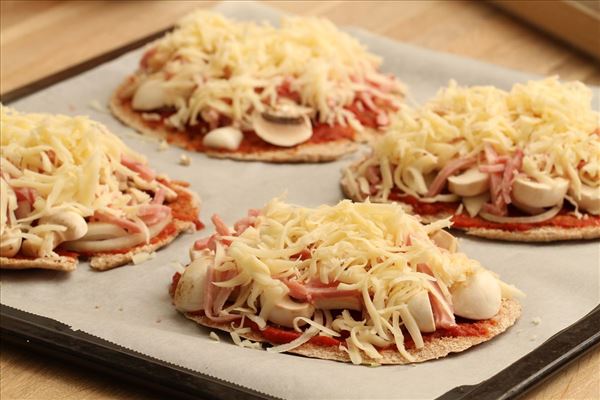 Snydepizza med skinke og champignon