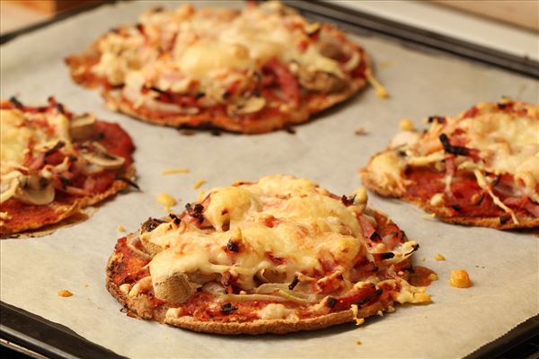 Snydepizza med skinke og champignon