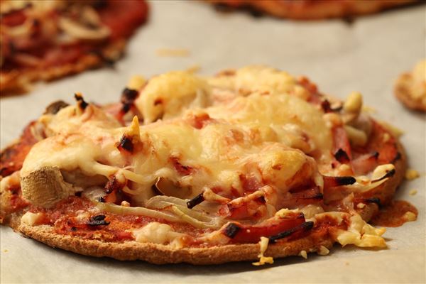 Snydepizza med skinke og champignon