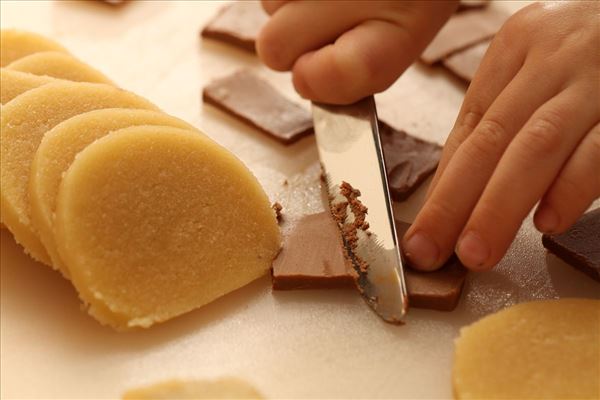 Hjemmelavet julehorn med nougat og marcipan