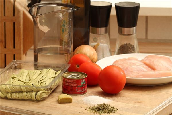 Pasta med tomatsovs og kylling