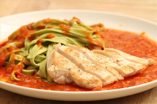 Pasta med tomatsovs og kylling