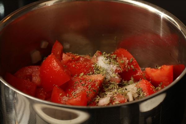 Pasta med tomatsovs og kylling