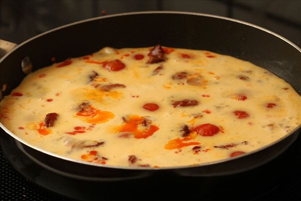Spanskinspireret omelet med chorizo