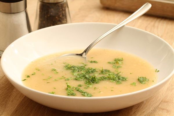 Jordskokkesuppe med æblemost og selleri