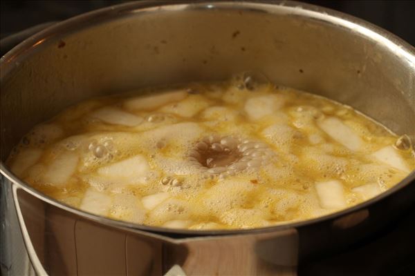 Jordskokkesuppe med æblemost og selleri