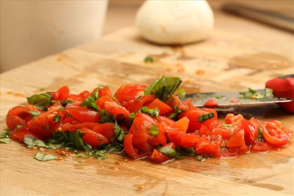 Bruschetta med hvidløg, tomat og mozzarella